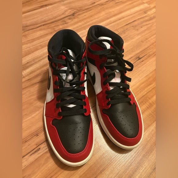 2020 Air Jordan 1 Mid 'Chicago Black Toe Size Men 9.5 - Picture 5 of 9